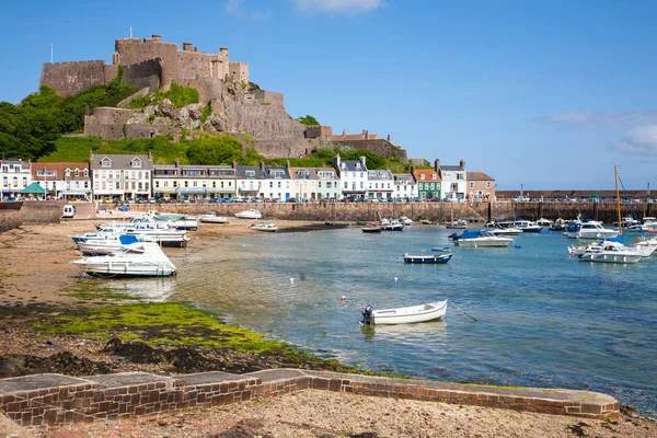 Gorey harbour and Mont Orgueil Castle in Jersey — Stock Photo, Image