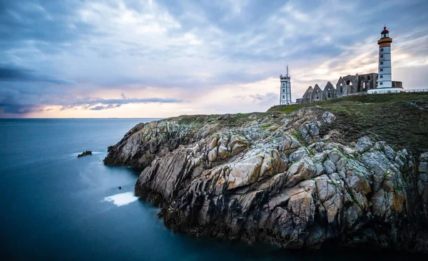 Las ruinas de la abadía de Saint-Mathieu y el faro en Fr. — Foto de Stock