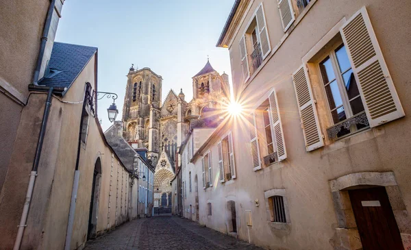 Staré městské centrum Bourges a katedrála — Stock fotografie