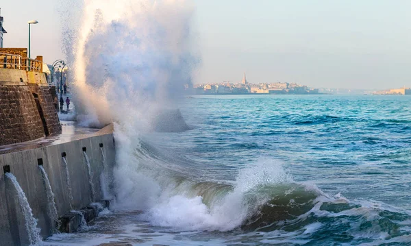 Big Wave kruszenia podczas odpływu w Saint-Malo — Zdjęcie stockowe