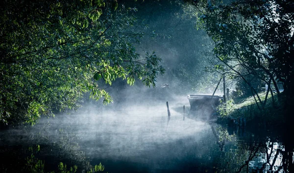 Nebel am Fluss im Morgengrauen in den Sümpfen von Bourges City — Stockfoto