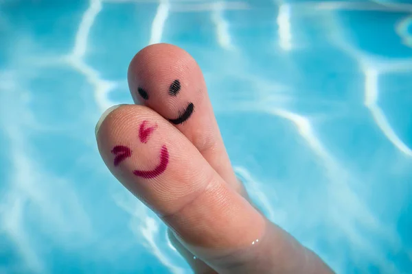 Feliz pareja de dedos para un abrazo en la piscina — Foto de Stock