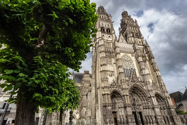 Full facade of cathedral of saint-Gatien in Tours — Stock Photo, Image