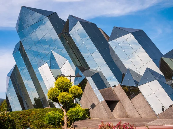 Edificio de cuarzo en el parque temático Futuroscope en Poitiers, Francia — Foto de Stock