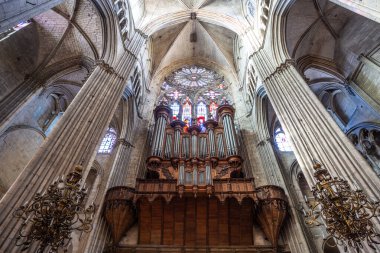 Bourges 'daki katedralin içindeki organ.