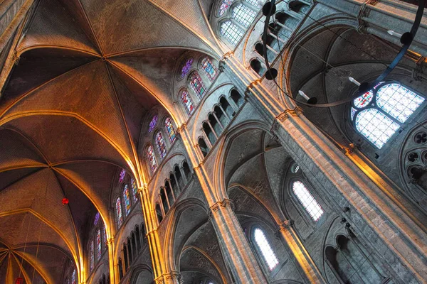 La hermosa nave de la catedral bañada en luz — Foto de Stock