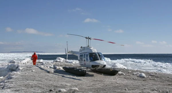 Helikopter i den kanadensiska arktiska — Stockfoto