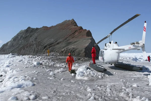 Helicopter in the Canadian Arctic — Stock Photo, Image