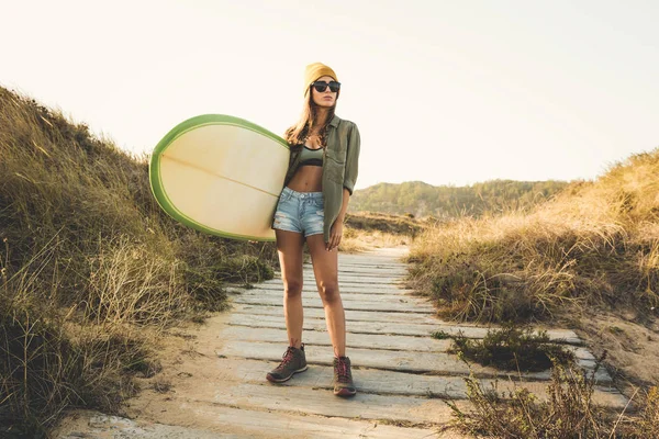 Genç Sörfçü Kadın Surfboard Ile Poz — Stok fotoğraf