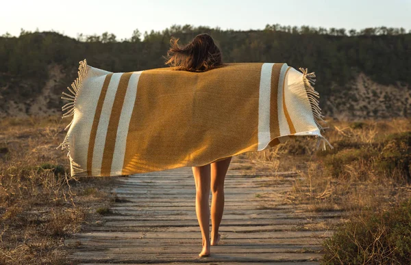 Młoda Kobieta Spaceru Nad Drewniana Ścieżka Owinięty Ręcznikiem Wełny — Zdjęcie stockowe