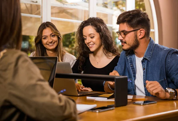 Amigos Estudiando Juntos Biblioteca Usando Computadoras Portátiles — Foto de Stock