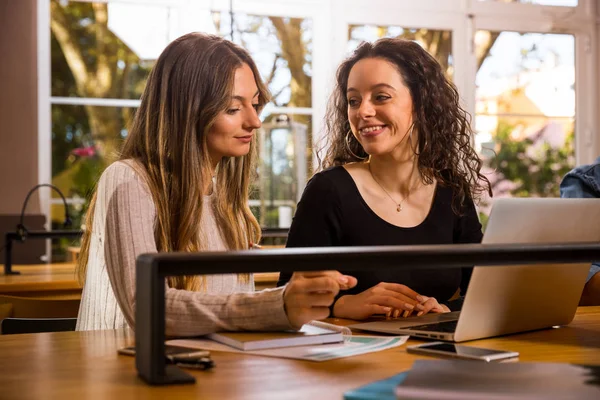 Mujeres Amigas Estudiando Juntas Biblioteca — Foto de Stock