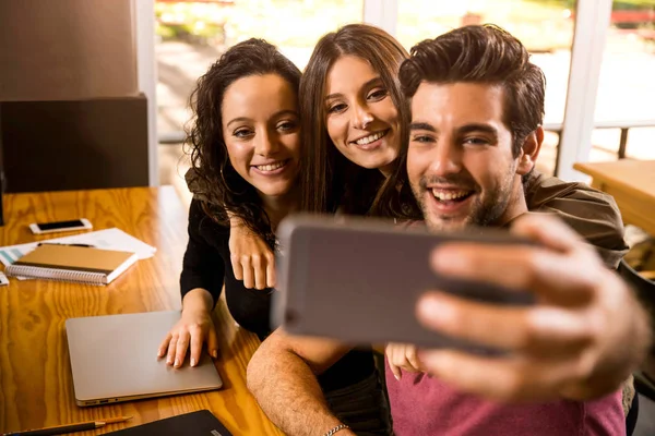 Amigos Fazendo Pausa Estudos Que Fazem Selfie — Fotografia de Stock