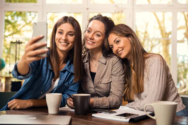 Γκρουπ Θηλυκό Φίλους Κάνοντας Selfie Κατά Διάρκεια Παύσης Μελέτες — Φωτογραφία Αρχείου