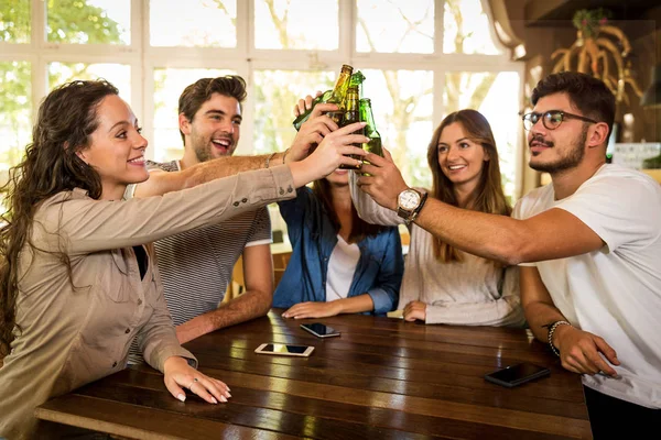 Grupo Amigos Pasando Rato Haciendo Tostadas Con Cerveza — Foto de Stock