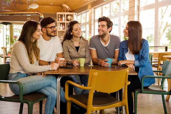 Grupo Amigos Hablando Tomando Café Cafetería —  Fotos de Stock