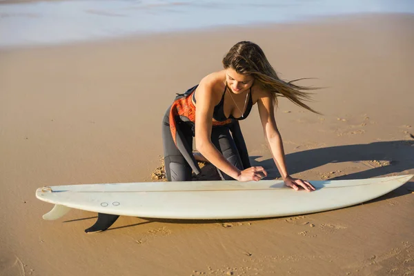 Surfista Menina Encerando Prancha Surf Praia — Fotografia de Stock