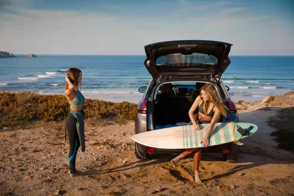 Két Szörfös Lány Autó Szerzés Kész Részére Szörfözés Tengerpart Közelében — Stock Fotó