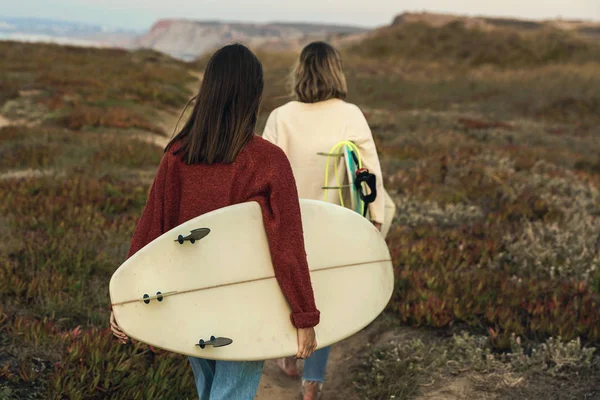 Δύο Θηλυκά Surfers Περπάτημα Κοντά Ακτογραμμή Ιστιοσανίδες — Φωτογραφία Αρχείου