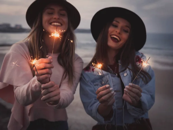 Two Female Friends Celebrating Holding Sparklers Beach — Stock Photo, Image