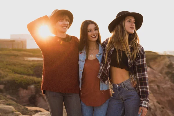 Drie Beste Vrienden Hebben Goede Tijd Buurt Van Kust — Stockfoto