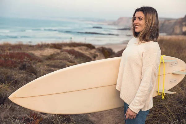 Surfer Girl Met Surfboard Zoekt Golven Buurt Van Kust — Stockfoto