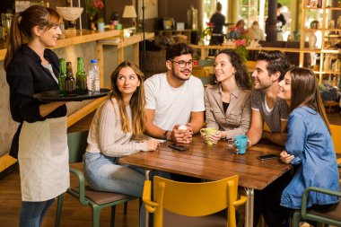 Bir grup arkadaş kafede sipariş veriyor. 