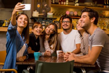 Café'de bir selfie alarak arkadaş grubu 