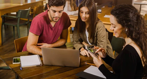 Grupo Amigos Estudiando Juntos Para Las Finales —  Fotos de Stock