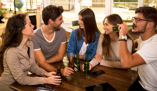 Group Friends Bar Drinking Beer — Stock Photo, Image