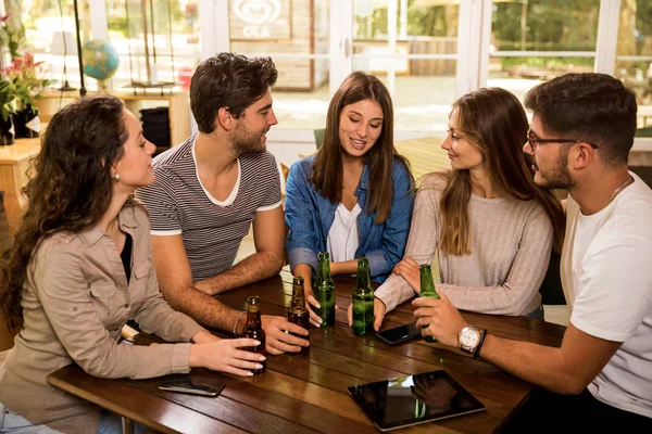 Een Groep Vrienden Aan Bar Die Een Biertje Drinkt — Stockfoto