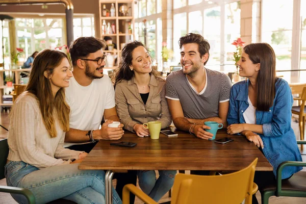 Grupp Vänner Som Pratar Och Dricker Kaffe Caféet — Stockfoto