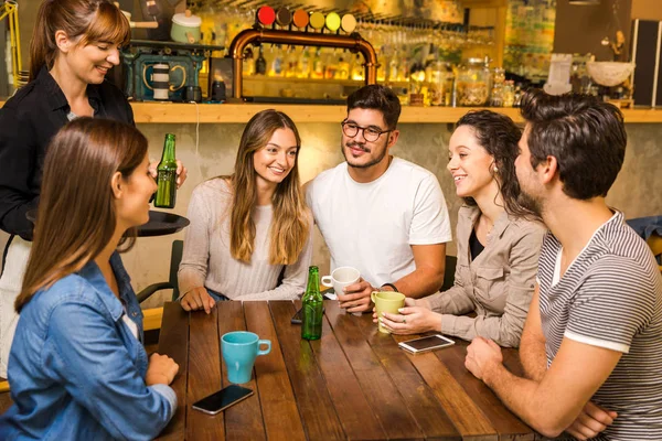 Grupo Amigos Haciendo Pedido Cafetería — Foto de Stock