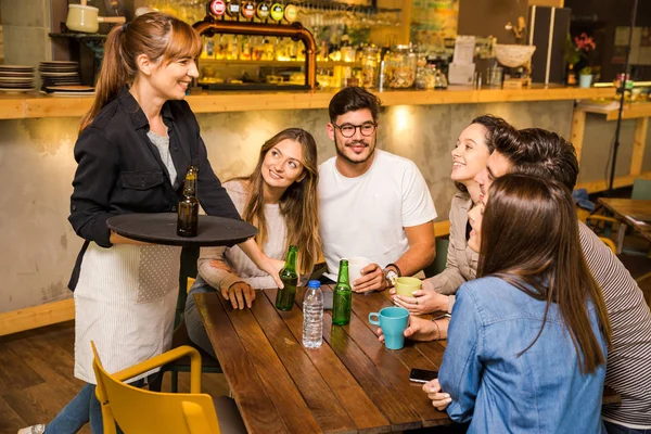 Grupo Amigos Haciendo Pedido Cafetería —  Fotos de Stock