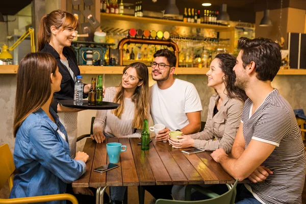 Een Groep Vrienden Maakt Een Bestelling Café — Stockfoto