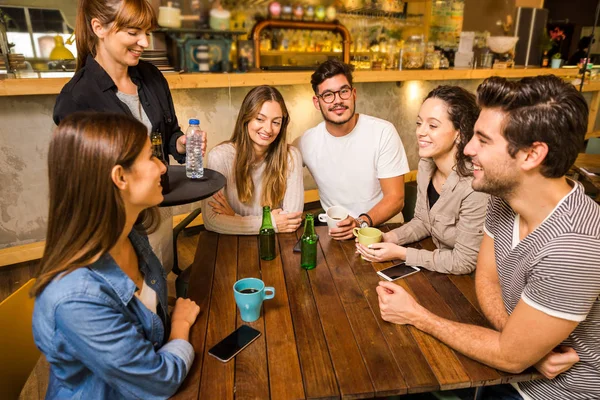 Eine Gruppe Von Freunden Bestellt Café — Stockfoto