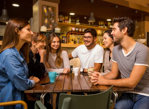 一群朋友在咖啡店边聊天边喝咖啡 — 图库照片