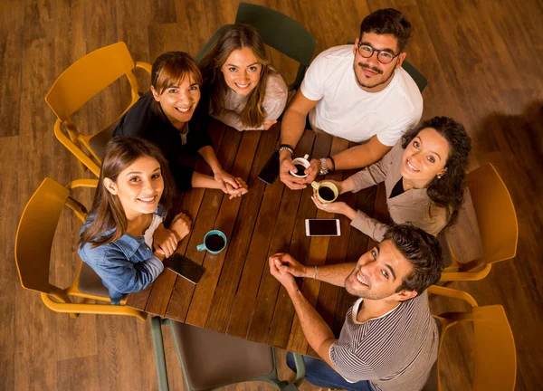 Grupo Amigos Tomando Café Café Mirando Hacia Arriba — Foto de Stock