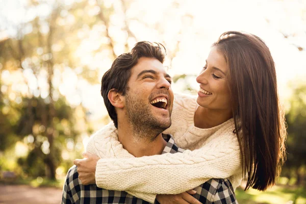 Casal Feliz Parque Olhando Para Outro Rindo — Fotografia de Stock