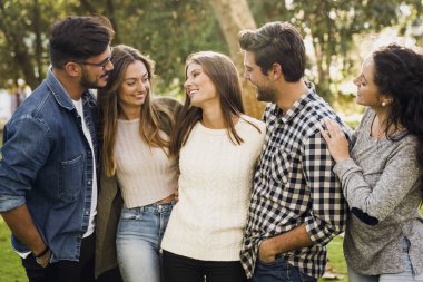 Bir grup arkadaş parkta harika bir gün geçiriyorlar.