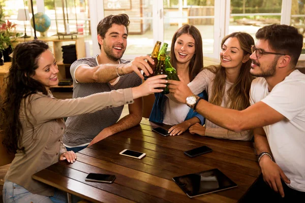 Grupo Amigos Saindo Fazendo Brinde Com Cerveja — Fotografia de Stock