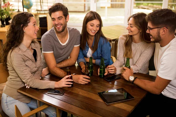 Grupo Amigos Bar Beber Uma Cerveja — Fotografia de Stock