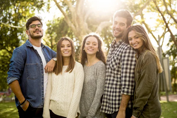 Grupo Amigos Teniendo Gran Día Parque — Foto de Stock