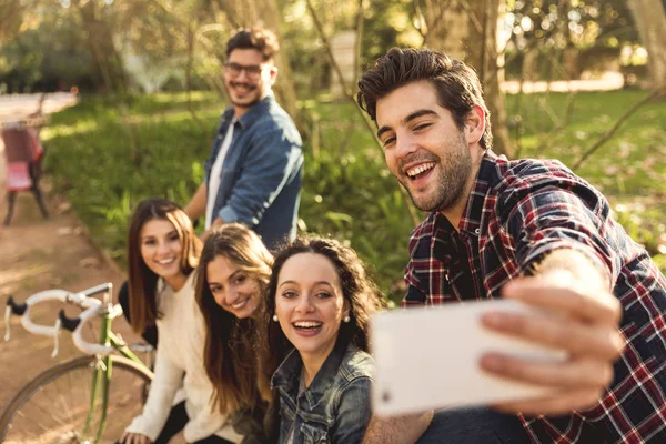 Grupo Estudiantes Parque Divirtiéndose Juntos Hacen Una Selfie — Foto de Stock