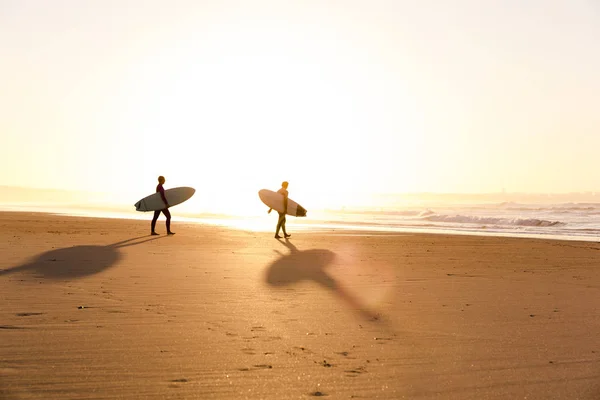 Dalgalara Çarpmaya Hazır Sörfçülerle Güzel Sahil Manzarası — Stok fotoğraf