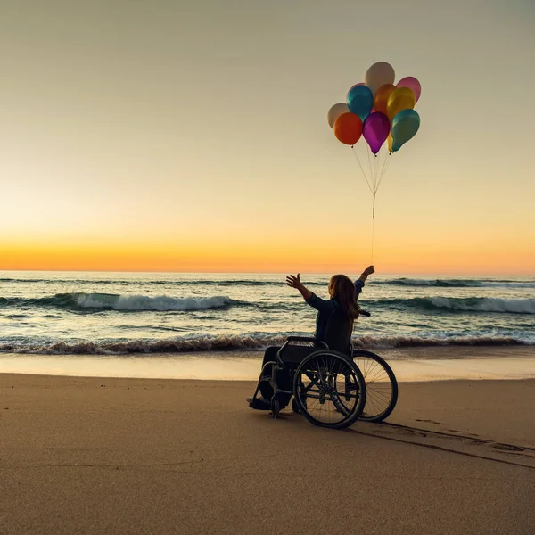 Femme Handicapée Sur Fauteuil Roulant Avec Des Ballons Colorés Plage — Photo