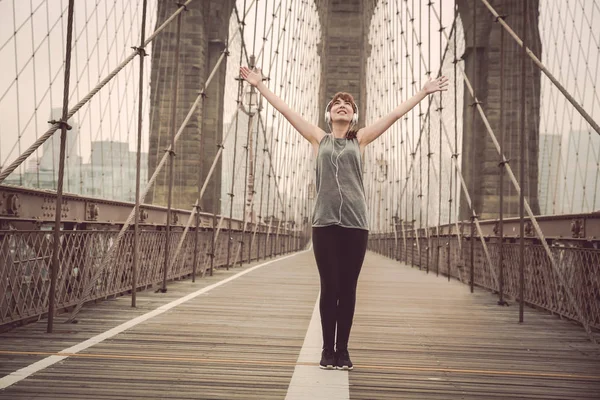腕を上げるとブルックリン橋の上の女 — ストック写真