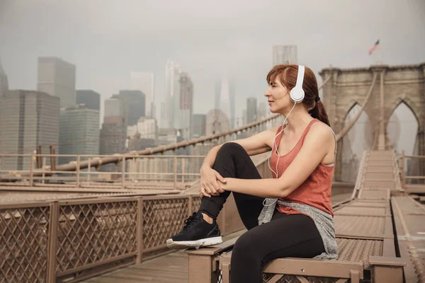 Frau Sitzt Auf Der Brücke Von Brooklyn Und Blickt Die — Stockfoto