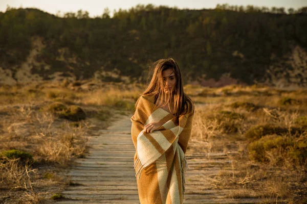 Mulher Bonita Caminhando Sobre Caminho Madeira Envolto Com Uma Toalha — Fotografia de Stock