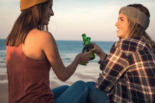 Twee Beste Vrienden Aan Kust Proosten Vriendschap — Stockfoto